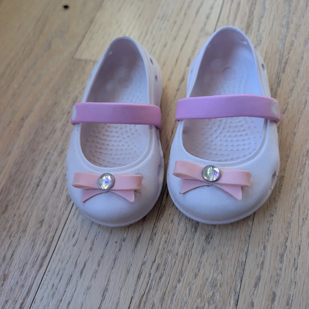 CROCS Kids Shoes with Pink Straps and Bows Size 4